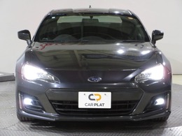 ハロゲンより明るく、より遠くまでさらなる安心感のあるLEDヘッドライトを採用。照射軸の上下方向を自動調整するオートレベリング機構、点灯忘れも防止できるオートライトコントロール機構付きです。