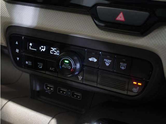 【オートエアコン】温度を設定すれば自動で快適な車内温度を保ちます。エアコン内部の高性能脱臭フィルターで車内のアレルゲンや花粉を除去。