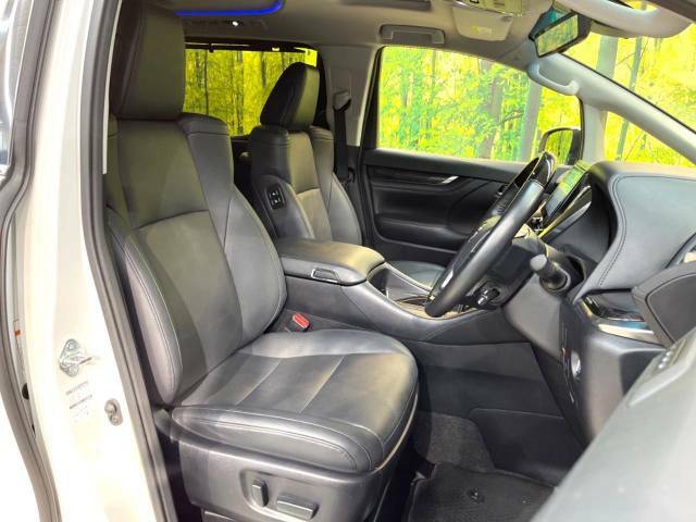 【問合せ：0749-27-4907】【合皮レザーシート】汚れのふき取りが容易でメンテナンスもが簡単な、機能性に優れる合成皮革を採用した上質なシートです。座り心地もよく、高級感あふれる心地良い車内空間