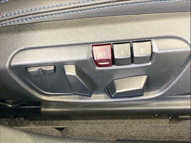 パワーシート装備でお好みのドライビングポジションに設定可能です。