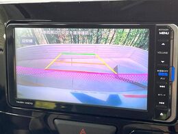 【バックカメラ】駐車時に後方がリアルタイム映像で確認できます。大型商業施設や立体駐車場での駐車時や、夜間のバック時に大活躍！運転スキルに関わらず、今や必須となった装備のひとつです！