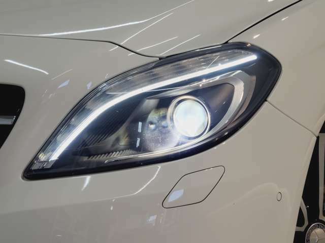 眩い光を放つBi-Xenonヘッドライト。ポジショニングランプ、ウィンカーにはLEDが採用されており、視認性の良さはさることながら、デザイン性も非常に良くできております。