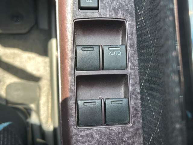 【パワーウインドウ】運転席のスイッチで、各席の窓ガラスの開閉ができます！あると便利ですよね！