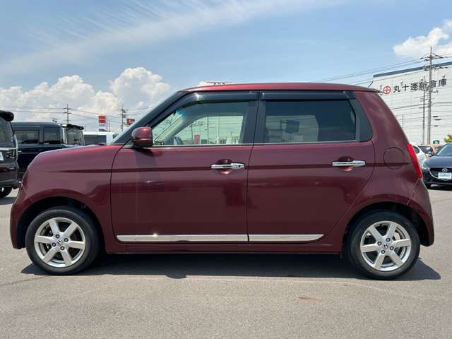 【左】お車を左から見るとこのような感じです。ヘッドライトの形や、エアロなどの装備品を確認できます。