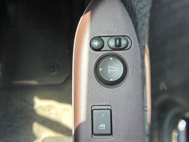 【電動格納ミラー】運転席のスイッチで、ドアミラーの開閉や角度の調整ができます。