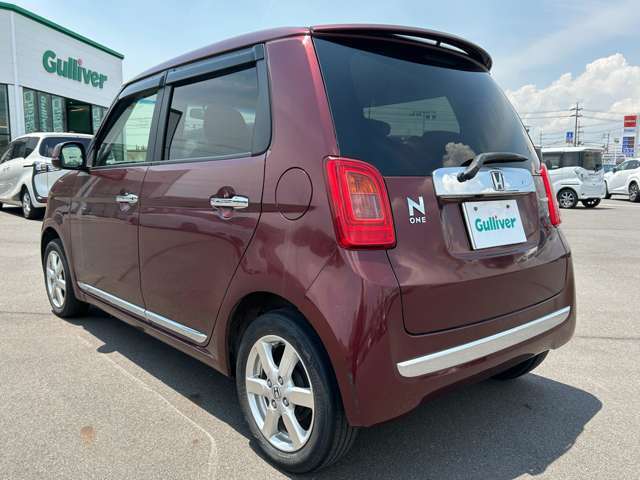【左斜後】お車を左後ろから見るとこのような感じになります。テールランプやドアバイザー等装備品を確認できます。