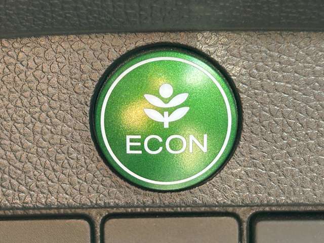 【ECONモード（イーコン）】クルマの動きを管理するシステムです。燃費を優先に自動制御されるもので、低燃費走行を自然にできるようになります。