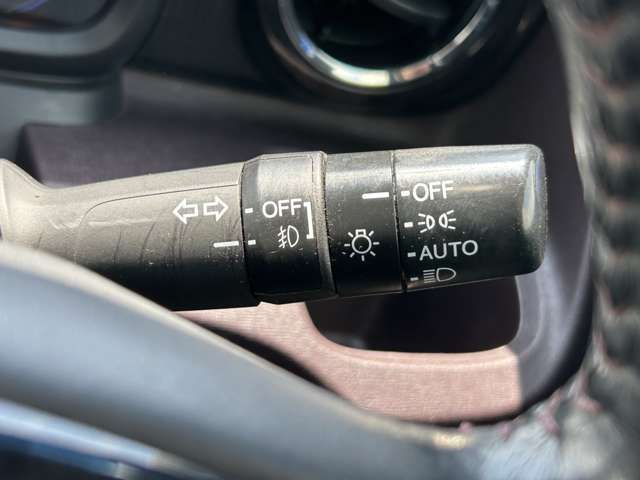 【オートライト（AUTO）】外の明るさをシステムが感知して、自動でヘッドライトが点灯します！ヘッドライトをつけ忘れを防ぐ便利機能です。
