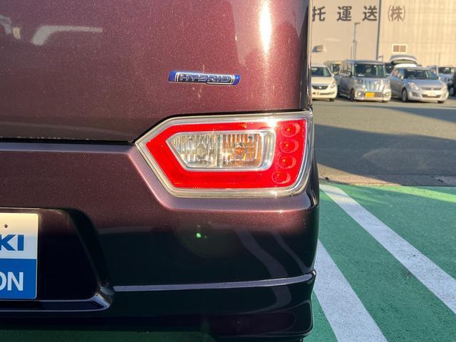 後方を走る車からよく見えるリアコンビネーションランプが採用されています