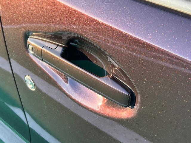 ドアのリクエストスイッチで開錠、施錠出来ます。バックドアにもリクエストスイッチがあり便利です