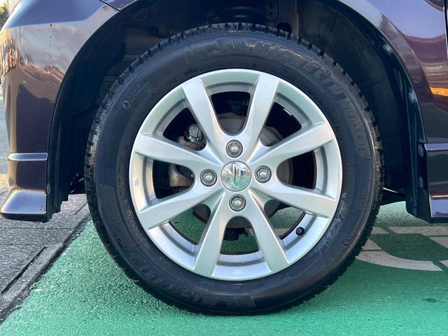 スタイリッシュなデザインのアルミホイールが装備されています