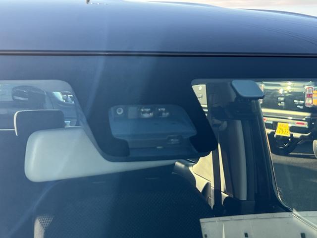 デュアルセンサブレーキサポート機能装備で前方の車両や歩行者を検知します。警告、ブレーキアシスト、自動で強いブレーキをかけ、衝突時の被害軽減を図ります