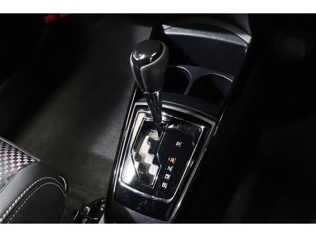 従来のATに比べ変速ショックの少ないCVT。シフトの操作はAT車と同じです。