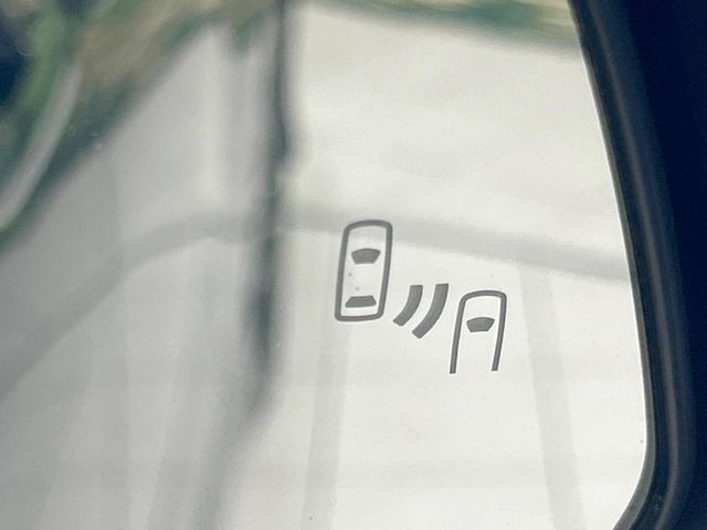 【ブラインドスポットモニター】走行中、ドアミラーの死角になりやすい箇所に後続車が接近するとサイドミラーのレンズに警告を表示！ドライバーに注意喚起をしてくれます。