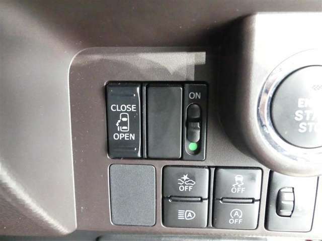 片側電動スライドドアのスイッチ付です。車内からもスイッチひとつで楽にドアの開閉が可能です。電動なので開閉時に力を使う必要がなく、半ドアになることもありません！