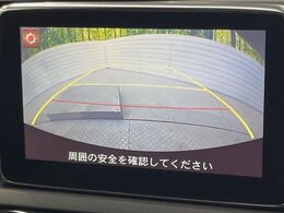 【バックカメラ】駐車時に後方がリアルタイム映像で確認できます。大型商業施設や立体駐車場での駐車時や、夜間のバック時に大活躍！運転スキルに関わらず、今や必須となった装備のひとつです！