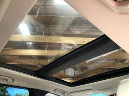 【大型サンルーフ】車内の解放感が一気に上がる大型のパノラマルーフ！季節を問わず開放的で快適なドライブをお楽しみいただけます。流通量も少なく希少価値の高い人気の装備です♪