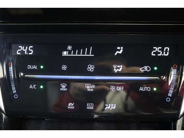 風量などはタッチ操作、温度調整はフリック操作で使いやすくなっています。運転席と助手席で個別設定が出来るので、席や個人の体感による温度差も解消でき快適なドライブが楽しめます。