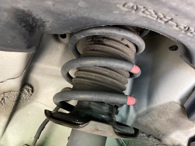 お車を安心してお乗りいただく為には、足回りの定期点検が欠かせません。サービスサポート（有償保証）では無料点検もご提供しており、安心のカーライフをお過ごしいただけるサポート体制が整っています。