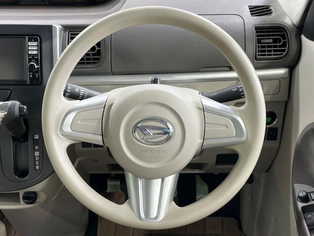 インテリアに合わせたデザインのステアリングは、運転される方のことも考え、運転しやすい形状、大きさです。是非一度、実際に触ってお確かめください。
