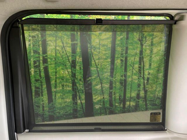【ロールシェード】日差しや車外からの光が眩しいときにサッと引き出して使える、ロール格納タイプのサンシェードを装備。後席に乗ったお子様がウトウトしだした時など、ぜひご活用ください♪