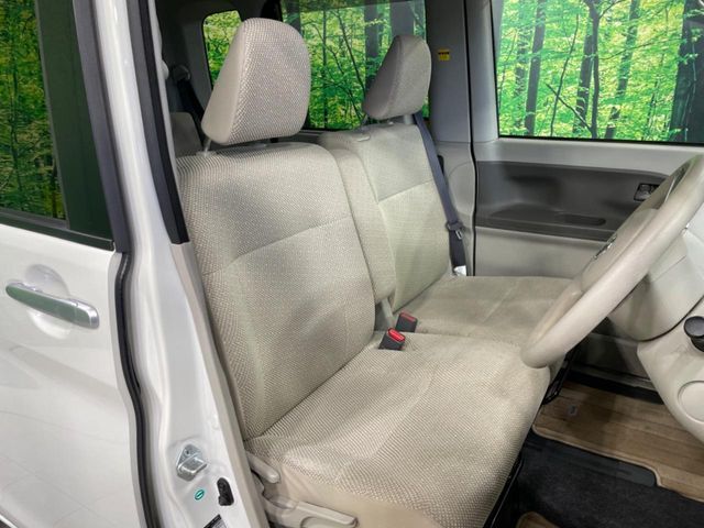 運転席まわりには十分なスペースがあり、大柄な方でもゆったり運転していただける環境です。