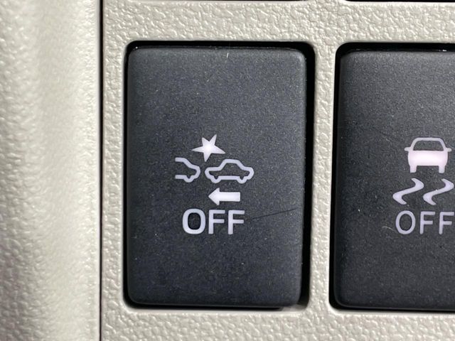 【スマートアシスト】走行中に前方の車両等を認識し、衝突しそうな時は警報とブレーキで衝突回避と被害軽減をアシスト。より安全にドライブをお楽しみいただけます。