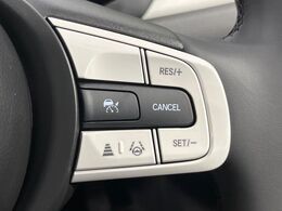 【アダプティブハイビーム】遠くまで明るく照らすハイビームを先行車や対向車に照射しない様、自動で調整！毎回手動で切り替える必要がなく、夜間走行時のストレスも軽減。安全性向上にも寄与します。