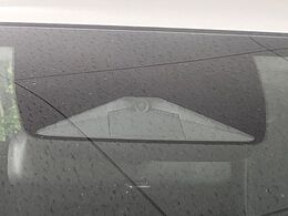 【ホンダセンシング】走行中に前方の車両等を認識し、衝突しそうな時は警報とブレーキで衝突回避と被害軽減をアシスト。より安全にドライブをお楽しみいただけます。