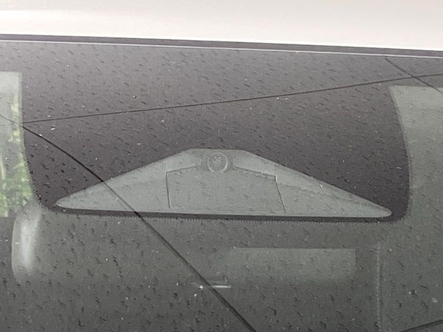 【ホンダセンシング】走行中に前方の車両等を認識し、衝突しそうな時は警報とブレーキで衝突回避と被害軽減をアシスト。より安全にドライブをお楽しみいただけます。