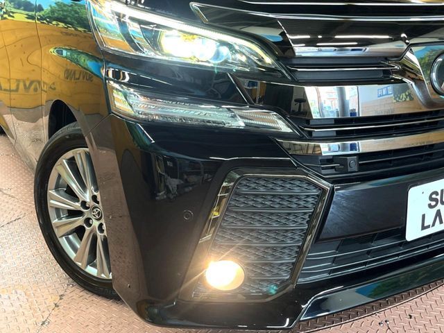【三眼LEDヘッドライト】スタイリッシュな見た目の三眼LEDヘッドライトを装備♪スタイルだけでなく、夜間の走行も視界良好で安心してお乗りいただけます。