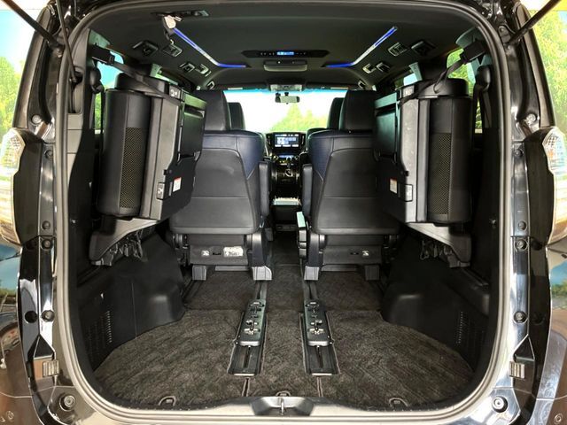 後席を格納すると、これだけの広さが！シーンに合わせたシートアレンジで、大きな荷物も積むことが出来ます♪