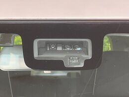 【スズキ　セーフティサポート】走行中に前方の車両等を認識し、衝突しそうな時は警報とブレーキで衝突回避と被害軽減をアシスト。より安全にドライブをお楽しみいただけます。