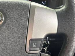【車線逸脱警報】道路上の白（黄）線を認識し、意図せず走行中の車線からはみ出しそうになった時、メーター内の警告灯とブザーで注意喚起してくれる安心・安全機能です♪