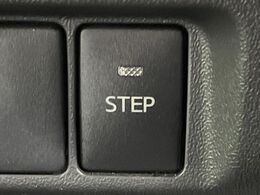 【電動サイドステップ】車高の高いお車でも、これがあれば小さいお子様の乗り降りも楽々♪スライドドアと連動して作動する為、煩わしい操作は不要です！