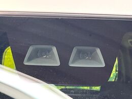 【スマートアシスト】走行中に前方の車両等を認識し、衝突しそうな時は警報とブレーキで衝突回避と被害軽減をアシスト。より安全にドライブをお楽しみいただけます。