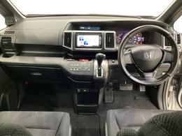 車内は光触媒抗菌消臭施工済です。インパネ周りはスタイリッシュなデザインで機能や装備も充実しています。グローブボックスやカップホルダーのほかにトレーなどたくさんの収納スペースが付いています。