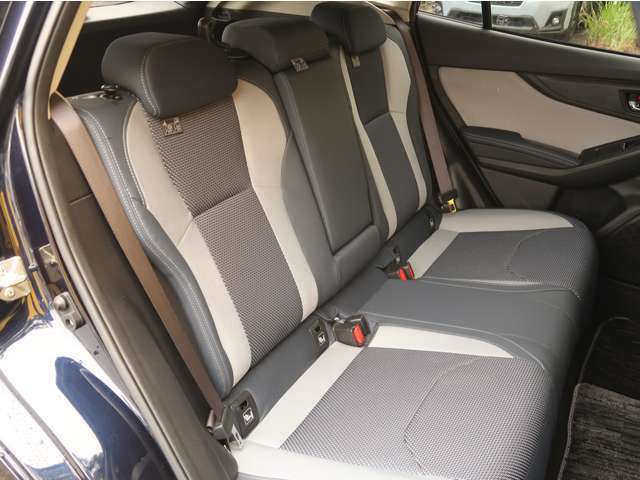 広々しているセカンドシートですよ！ゆったりくつろげる快適な室内です！長距離運転でも疲れませんよ！
