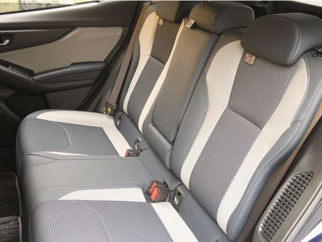 広々しているセカンドシートですよ！ゆったりくつろげる快適な室内です！長距離運転でも疲れませんよ！