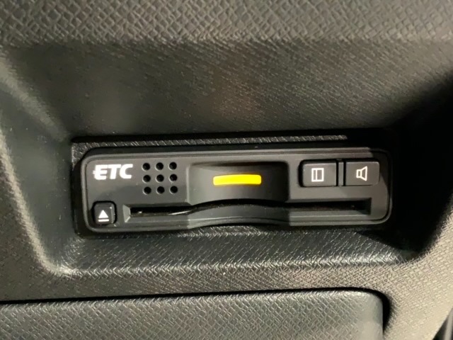 いまや快適なカーライフに欠かせないETCが付いています。