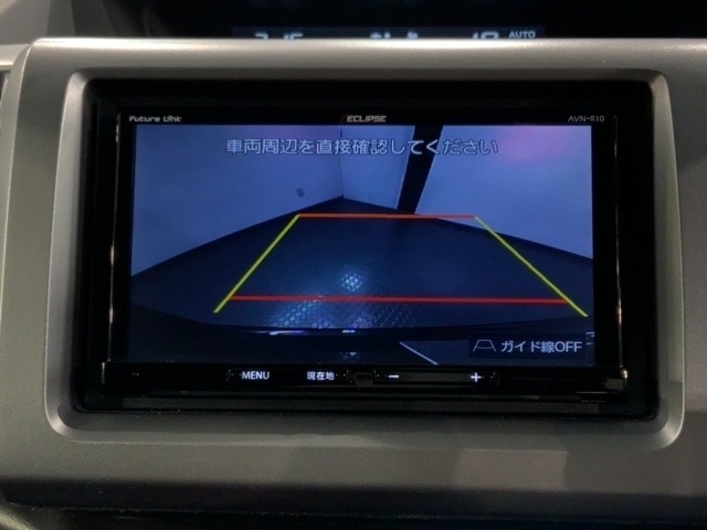 リバースギアに入れるだけで後方の表示へ切り替わります。夜間や雨の日の駐車も楽になりますよ。
