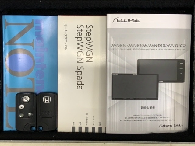 スマートキーは鍵をバッグに入れたままでもドアロックの開閉やエンジンのON・OFFができます。夜間や雨の日も鍵を探さなくて良いので便利です。