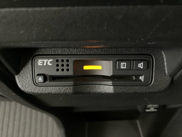 有料道路のレーン通過に便利なETC車載器を装着しています。ご利用にはセットアップが必要となります。