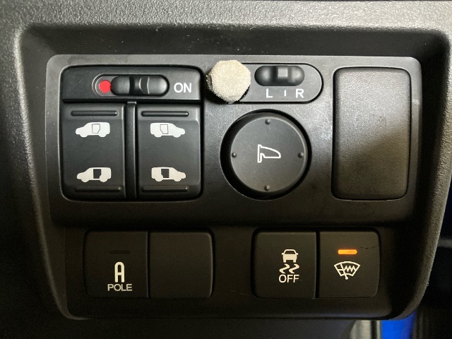 両側電動スライドドアは、ワンタッチで開閉可能！挟み込み防止機能も付いておりますので、お子様の乗り降りにも安心ですね。