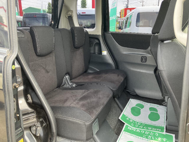 【当店のこだわり】入庫後のお車は選任スタッフによる細部清掃を実施しております。足回り、エンジンルーム、室内、室外を隅々まで綺麗にしております。展示車はピカピカです。全国配送も可能ですのでご相談下さい！