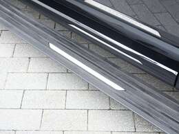 【ディプロイアブルサイドステップ】装着！ドアオープン時にサイドシルの下に格納されているサイドステップが自動的に展開されます。走行時には自動的に格納されますので外観を損なわず装着可能です。