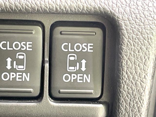 【両側パワースライドドア】スマートキーや運転席のスイッチで後席両側スライドドアの開閉が可能♪電動だから力を入れてドアを開ける必要が無く、小さなお子様でも簡単に開け閉めでき快適です♪