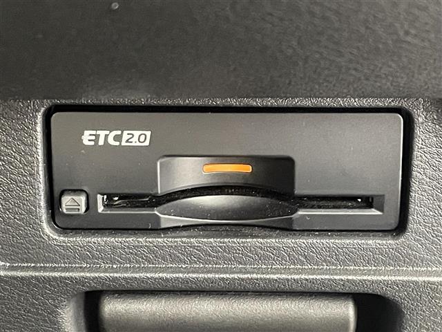 【ETC】有料道路を利用する際に料金所で停止することなく通過できる、ETC車載器（ノンストップ自動料金収受システム機器）が装備されています。セットアップを行うことで利用可能になります。