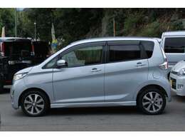 フロントUVカット。リアはプライバシーガラスで安心