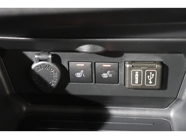 シートヒーターは、エアコンで車内を温めるよりも早くシートが温まるので、寒い季節も快適になります。